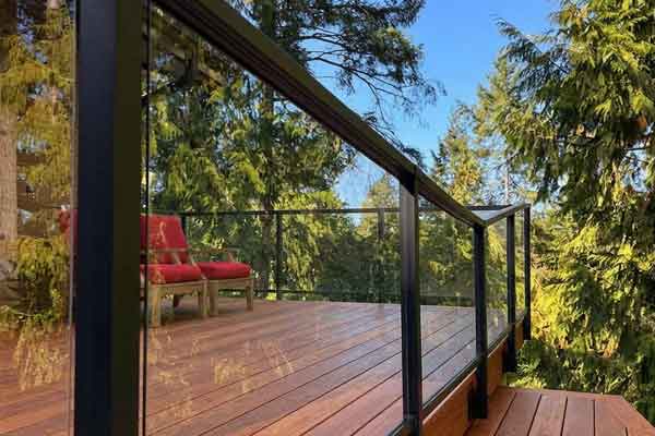 Custom aluminum and glass railing installed on a cedar deck in Stoneybrook, London, ON.