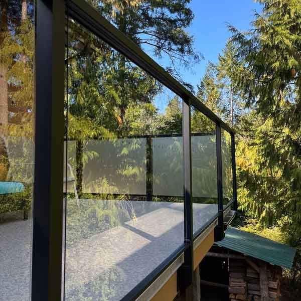 Custom tempered glass railings London, ON. Top or topless glass railings.